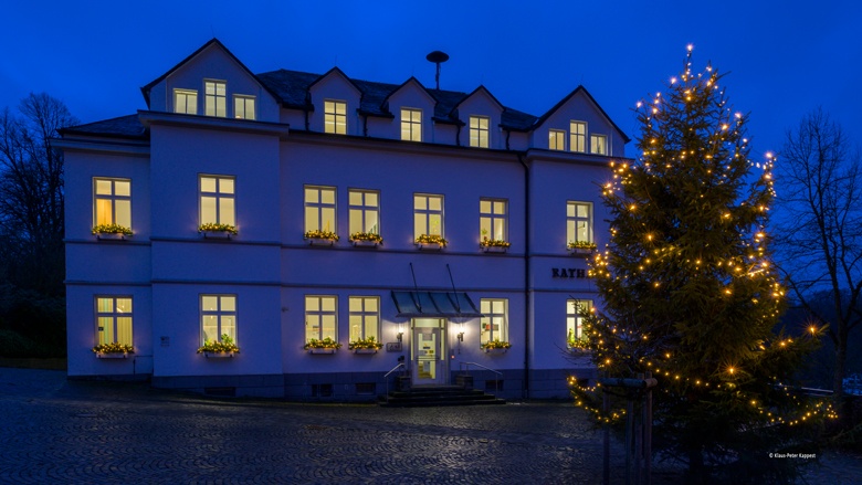 Rathaus in Schmallenberg mit festlicher Weihnachtsbeleuchtung.